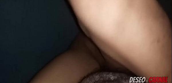  Me follo una chica de curvas sexys en mi sillon, hermoso trasero